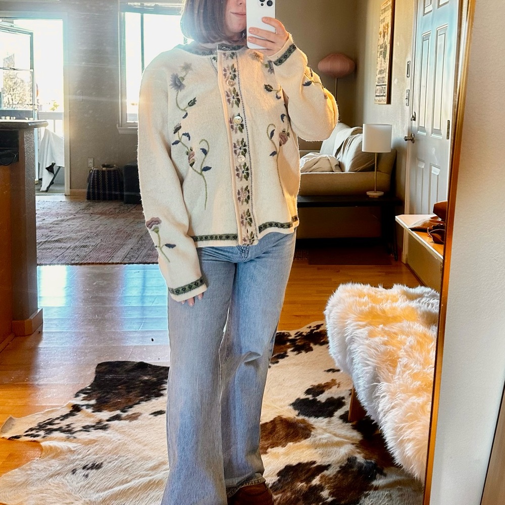 Vintage Wool Floral Spring Embroidered Ivory Sweater - Picture 4 of 4